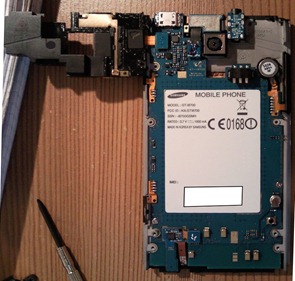 Picture by HBoos of the Samsung Omnia 7 internals