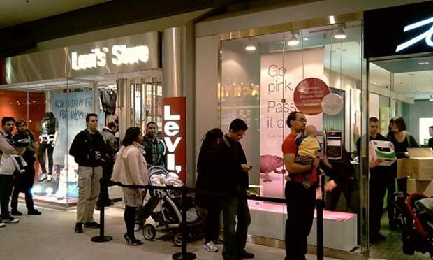 A line waiting to buy Windows phone 7 handsets