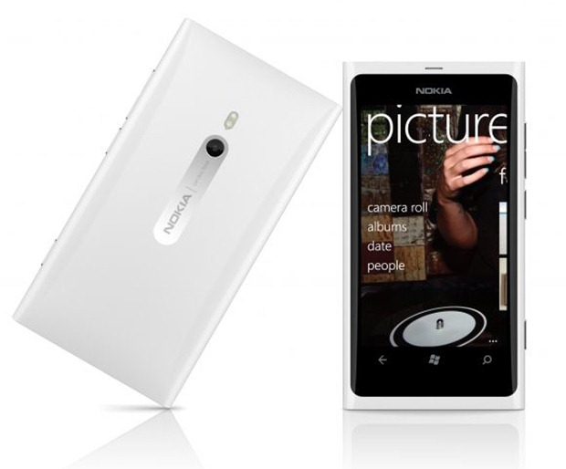 700-nokia-lumia-800-white-back-and-front