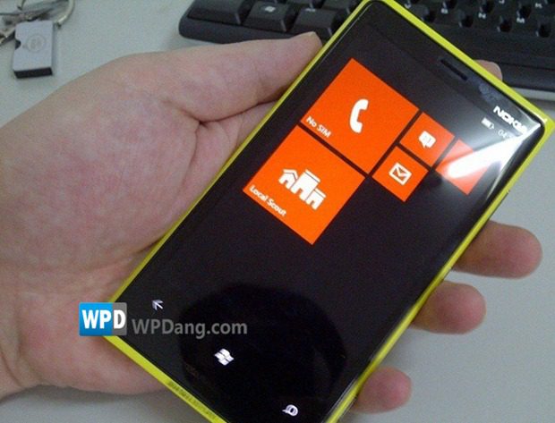 Lumia-900-prototype_1