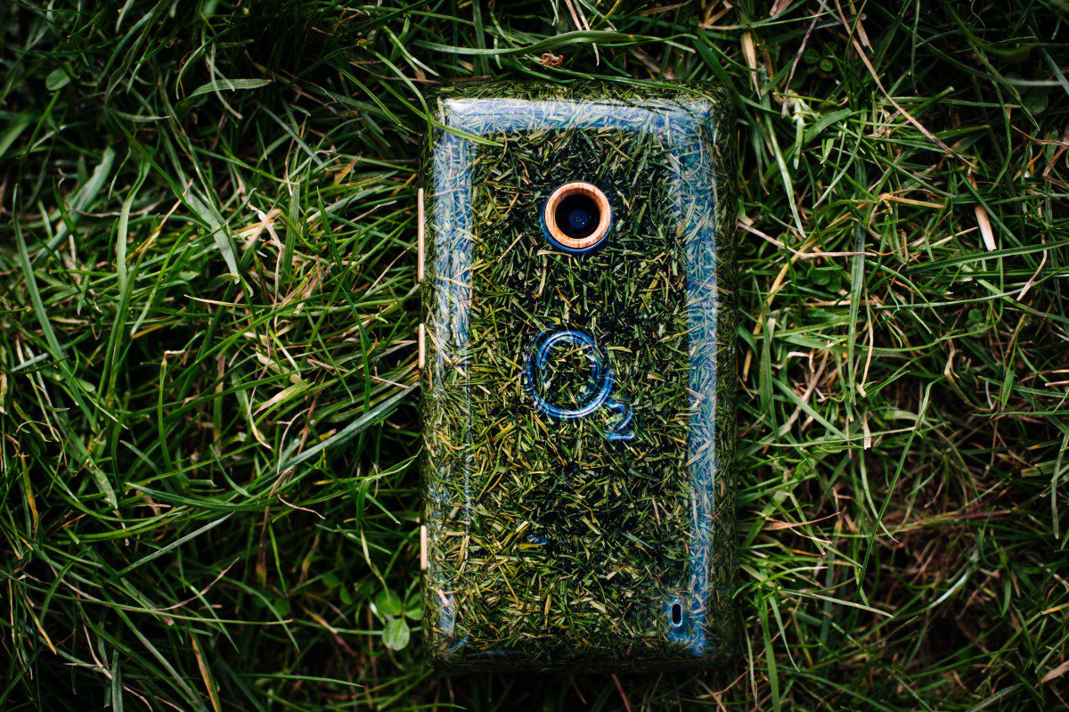 O2_Grass_Phone3-1200x799