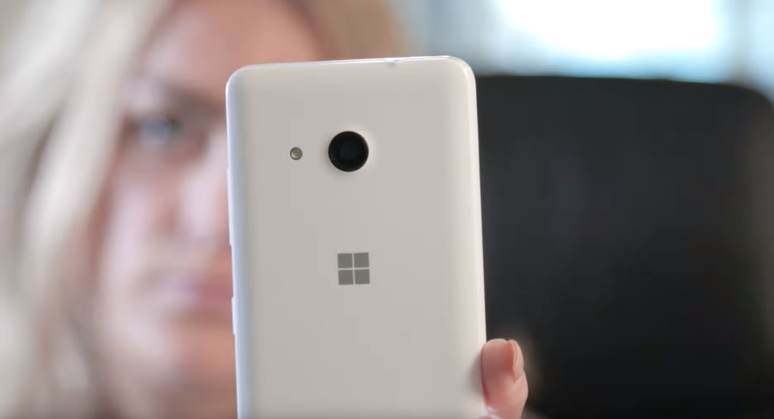 Обзор Microsoft Lumia 550: шаг вперед, много шагов назад