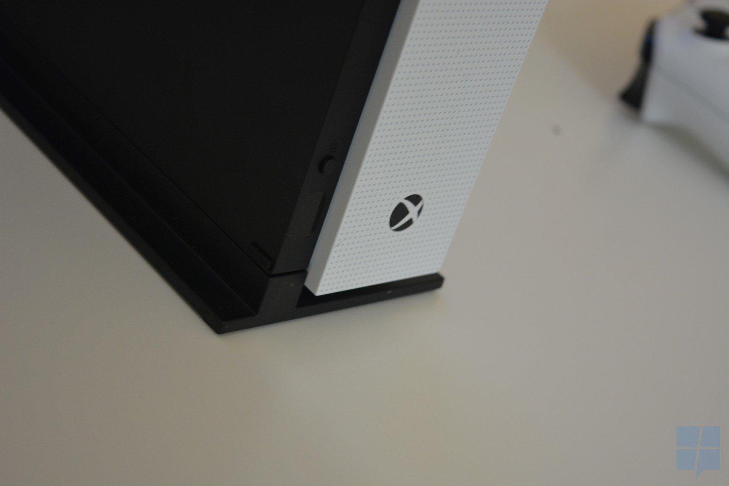 xbox-one-s-stand-logo-2