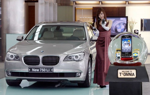 BMW 7 Series gets wireless car charging cradle for Samsung T*Omnia