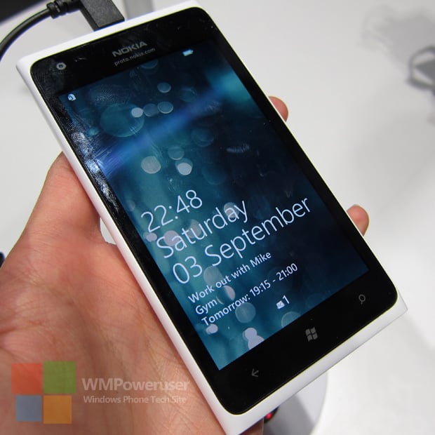 Lumia 900 gets glossy white version as well [photos]