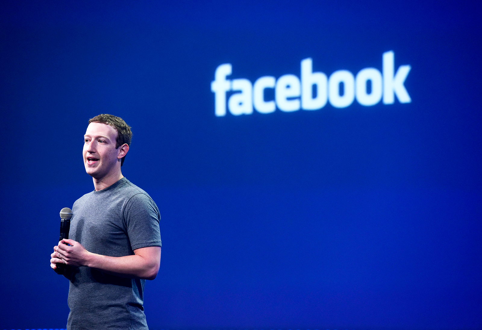 Mark Zuckerberg, chief executive officer van Facebook Inc., spreekt tijdens de Facebook F8 Developers Conference in San Francisco, Californië, VS, op woensdag 25 maart 2015. Zuckerberg is van plan tools te onthullen waarmee applicatiemakers het publiek van het sociale netwerk kunnen bereiken terwijl ze helpen. het bedrijf verhoogt de omzet. Fotograaf: David Paul Morris/Bloomberg via Getty Images