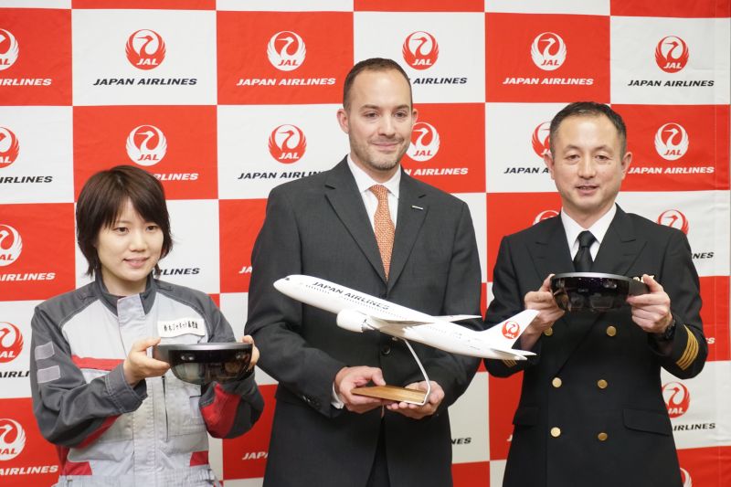 Japanese Airlines adopt Hololens for flight service staff training