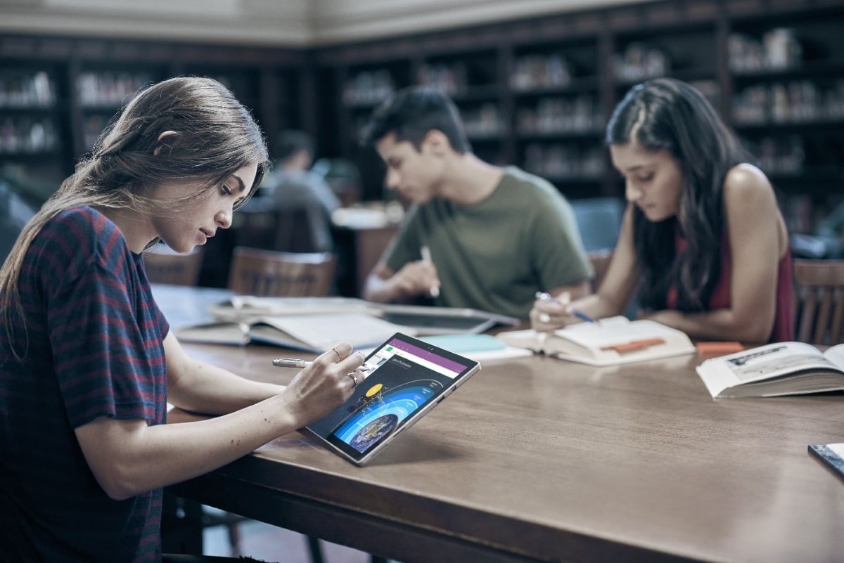 A Microsoft bejelentette a Surface Complete for Education garanciát