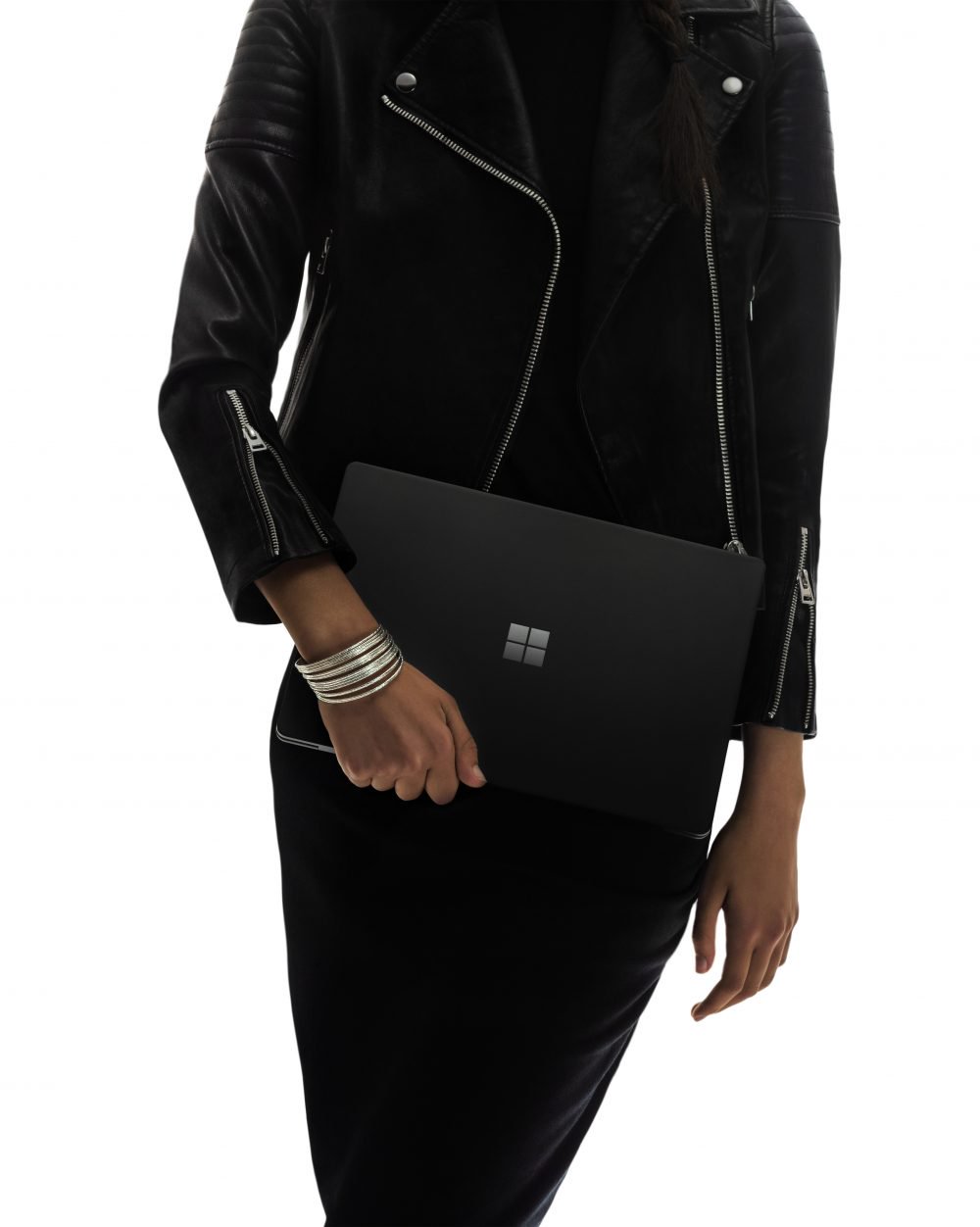 Staraj sa o seba! Microsoft Surface Laptop 2 teraz so zľavou 300 dolárov