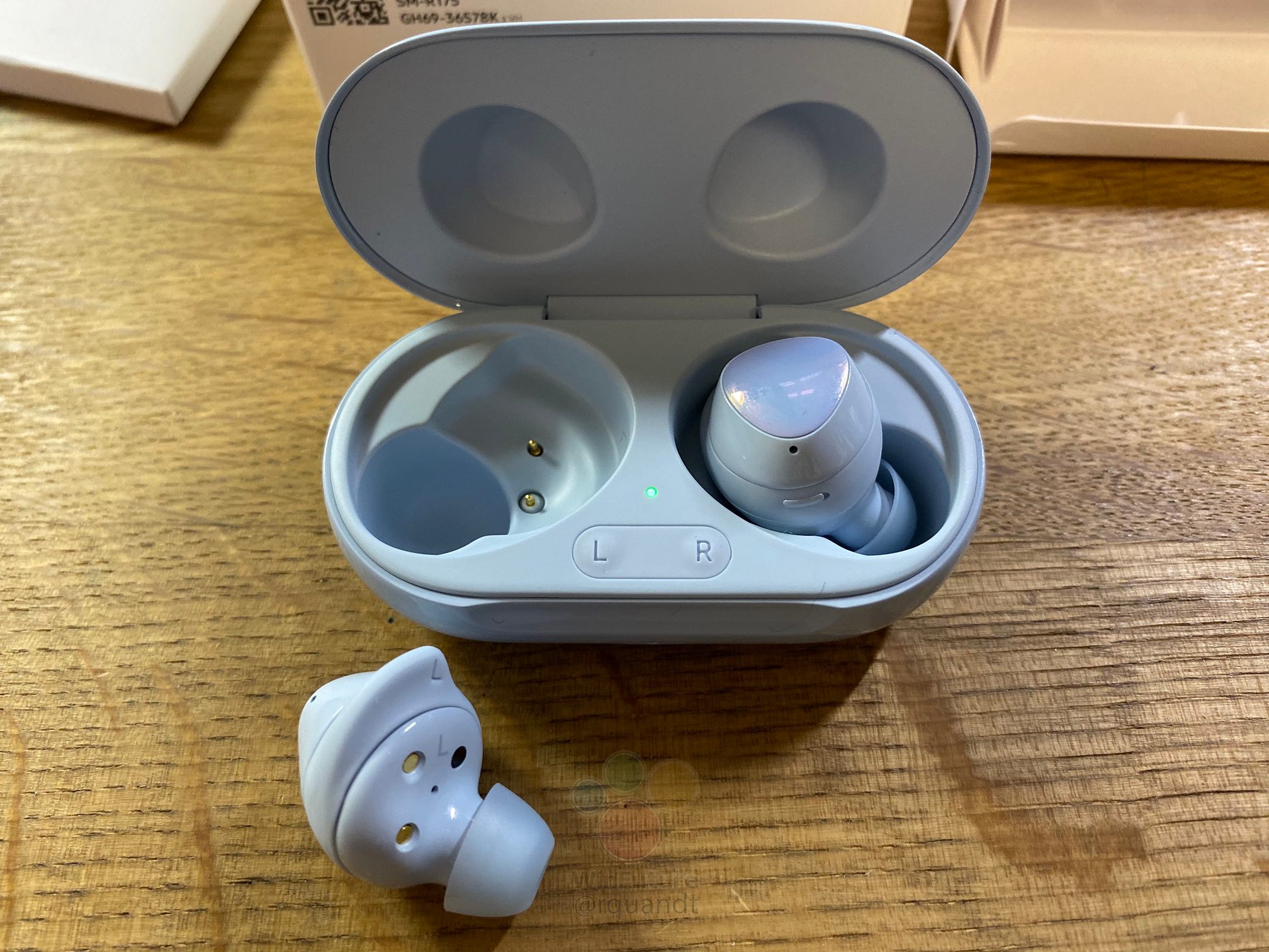 Galaxy buds fe. Наушники TWS Samsung Galaxy Buds. Наушники Samsung Galaxy Buds 1. Наушники беспроводные Samsung Buds Plus. Наушники самсунг Galaxy Buds Plus.