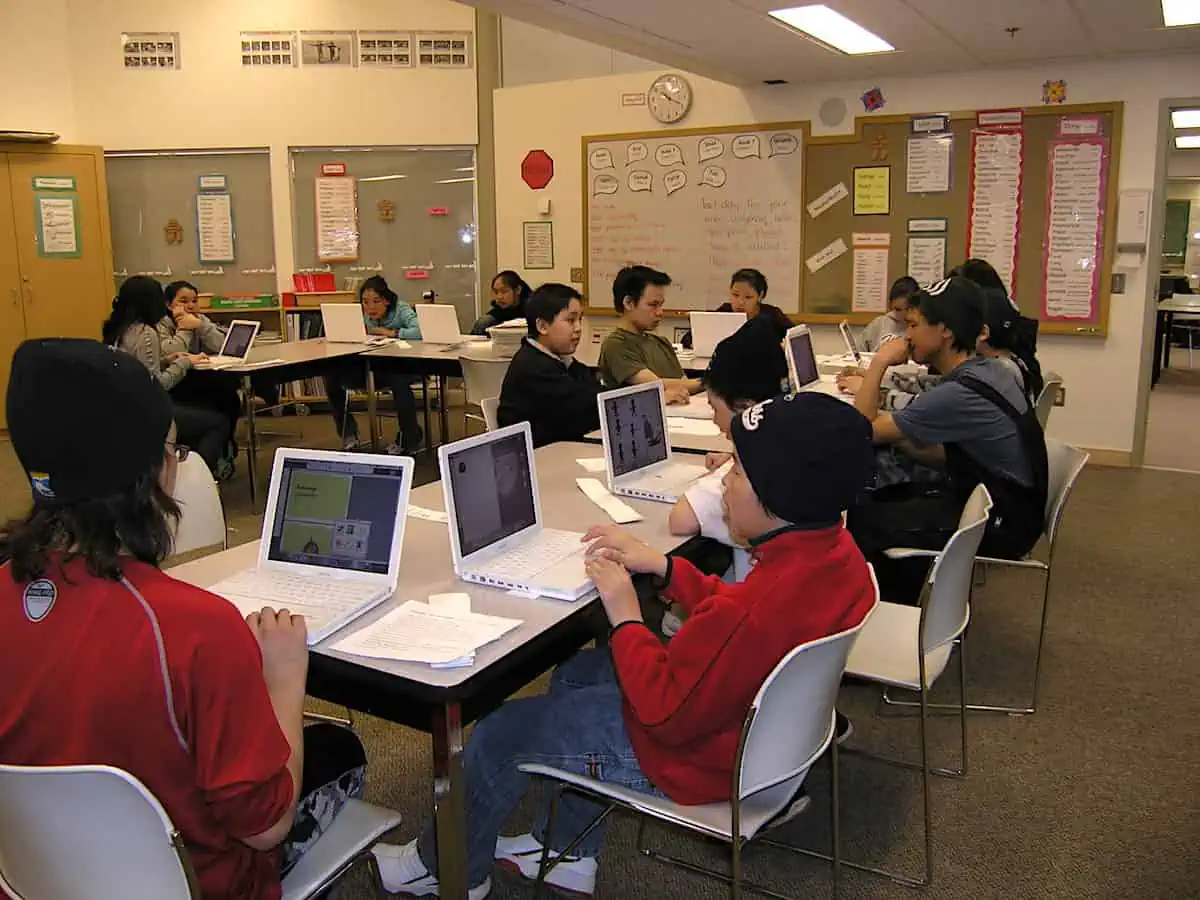Students studying Inuit language