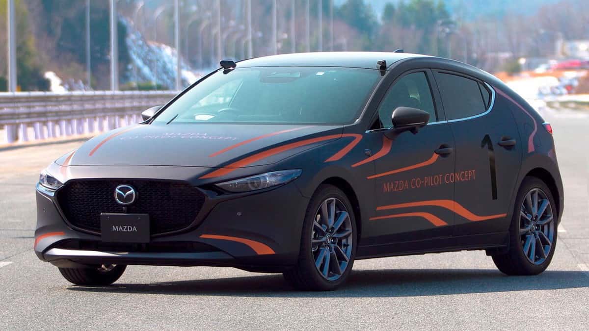 Mazda предложит новые автомобили с функцией обнаружения недееспособных  водителей