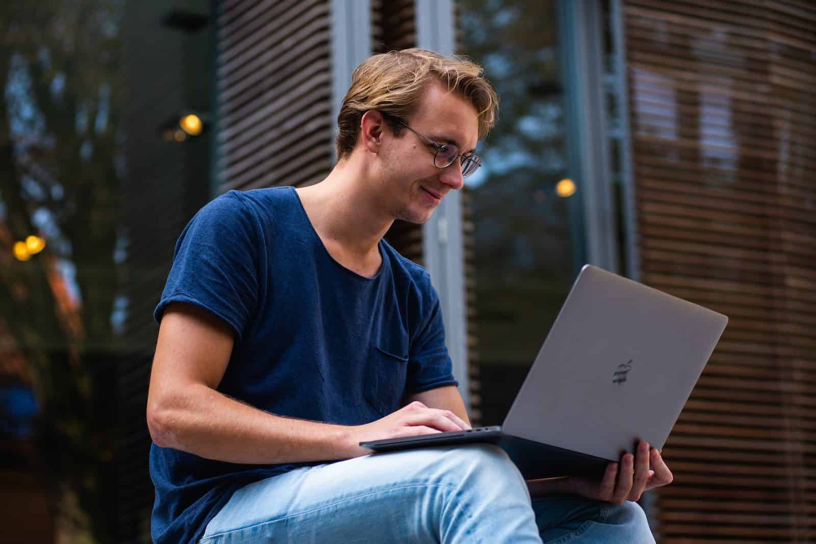 Selektiver Fokus Foto eines Mannes mit Laptop