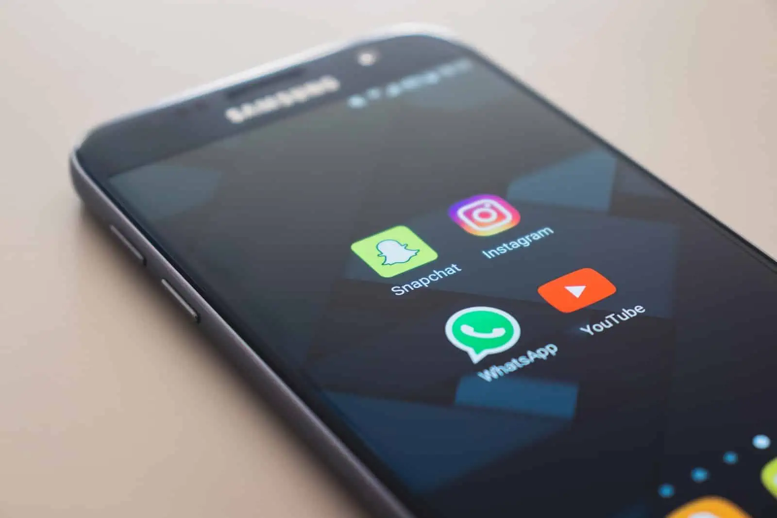 siyah Samsung Galaxy akıllı telefonun fotoğrafını kapatın