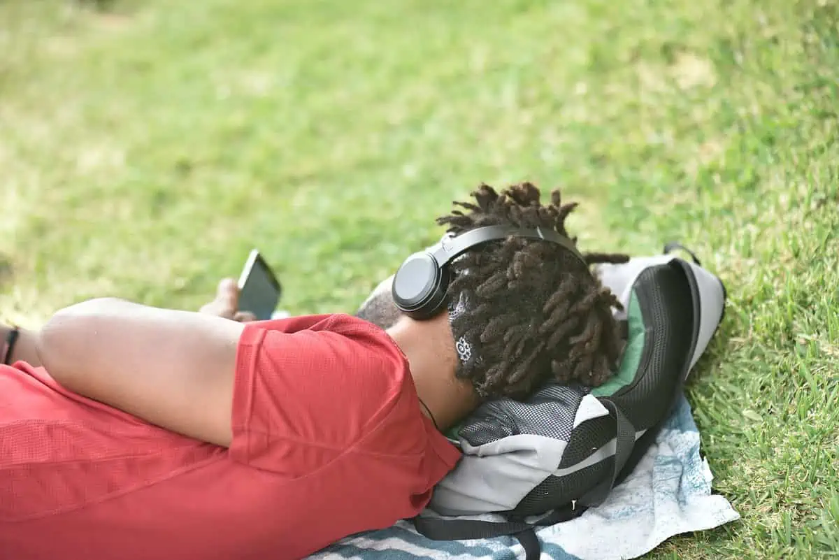 Включи расслабляющуюся. Смартфон в наушниках в траве. Лежание и отдых. Ленивый путешественник. Расслабляющие видео.