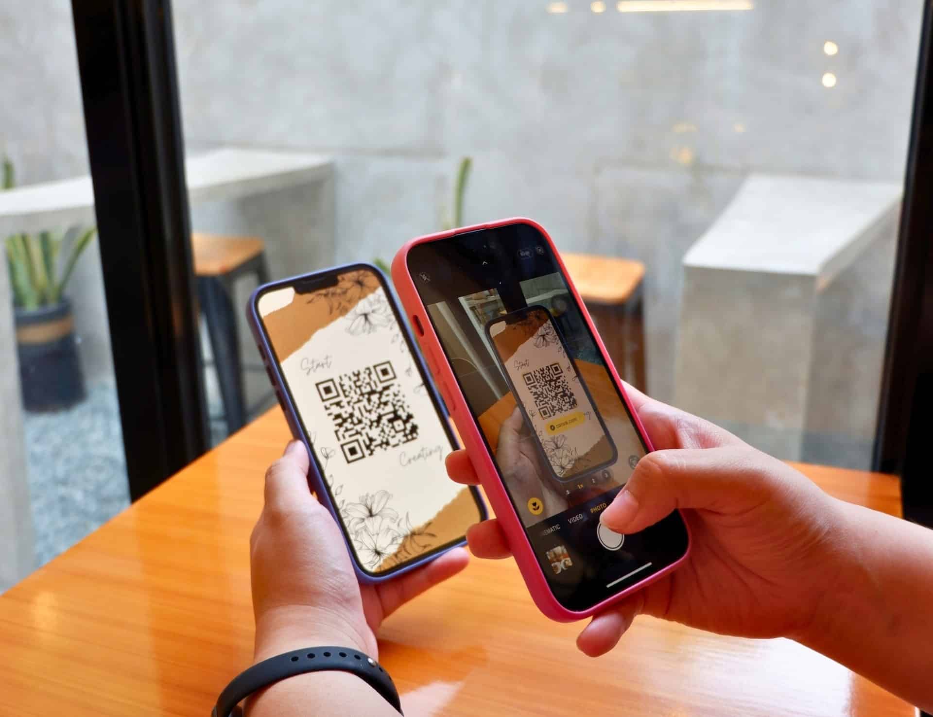 scanner-qr-code-en-appuyant-et-maintenant