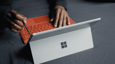 En Microsoft Surface-enhed på arbejde